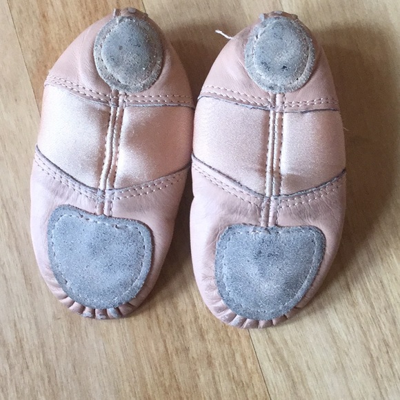 First ballet shoes fit 2yr old - Picture 4 of 6
